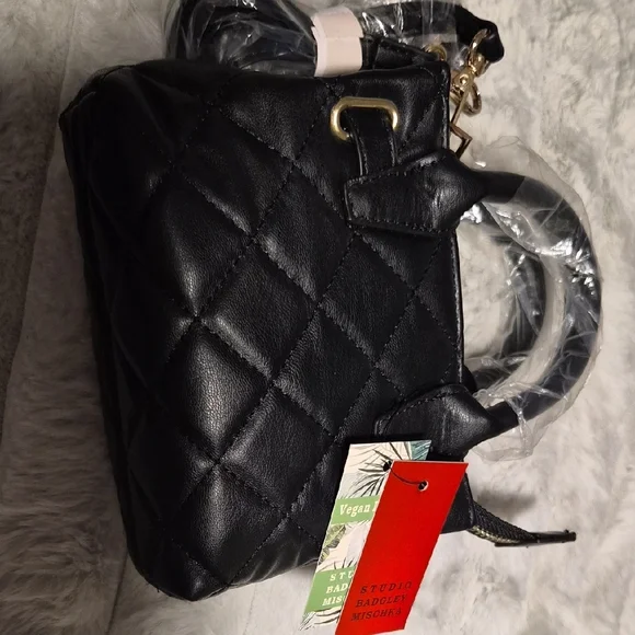 Elegant Black Quilted Handbag - Picture 3 of 5